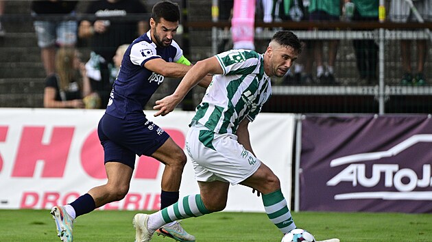 Z&aacute;ložn&iacute;k Vojtěch Smrž z Bohemians s m&iacute;čem před Michalem Tr&aacute;vn&iacute;kem ze Slov&aacute;cka