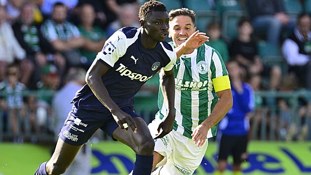 Slov&aacute;ck&yacute; obr&aacute;nce Gigli Ndefe obch&aacute;z&iacute; s m&iacute;čem Ale&scaron;e Čerm&aacute;ka z Bohemians.