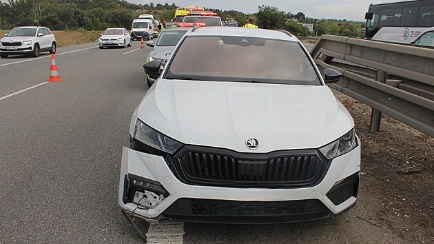 Policisté reagovali na oznámení o kličkujícím řidiči na D1. Bílá octavia před nimi narazila do svodidel, řidič nadýchal téměř čtyři promile. (16. září 2026)