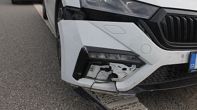Policisté reagovali na oznámení o kličkujícím řidiči na D1. Bílá octavia před nimi narazila do svodidel, řidič nadýchal téměř čtyři promile. (16. září 2026)