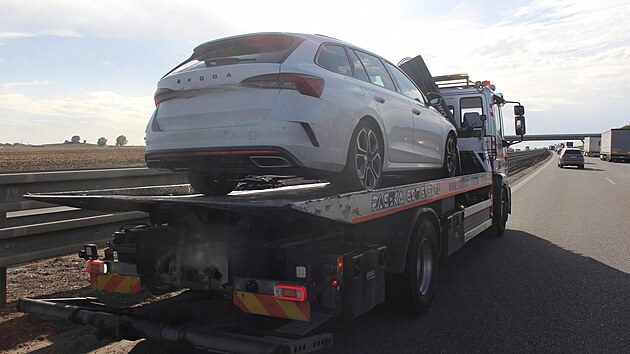 Policisté reagovali na oznámení o kličkujícím řidiči na D1. Bílá octavia před nimi narazila do svodidel, řidič nadýchal téměř čtyři promile. (16. září 2026)