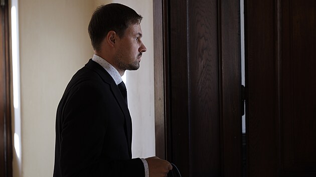 Obhájce Marek Kratěna zastupoval Martina Nacházela, který si podle dnes již pravomocného rozsudku odpyká pět let za způsobenou dopravní nehodu pod vlivem omamných látek. (16. září 2026)
