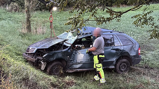Řidička osobního auta narazila u Krchleb na Nymbursku do stromu. (16. září 2026)