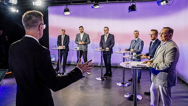 Superdebata iDNES.cz, Ostrava. Host&eacute; zleva: Luk&aacute;&scaron; Semer&aacute;k (Ostravak), Matěj Gregor (Motorist&eacute; sobě), Rostislav Řeha (Česk&aacute; pir&aacute;tsk&aacute; strana), Ale&scaron; Boh&aacute;č (Starostov&eacute; pro Ostravu), Richard Vere&scaron; (ANO), Jan Dohnal (ODS, KDU-ČSL, TOP 09).