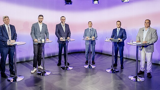 Superdebata iDNES.cz, Ostrava. Host&eacute; zleva: Luk&aacute;&scaron; Semer&aacute;k (Ostravak), Matěj Gregor (Motorist&eacute; sobě), Rostislav Řeha (Česk&aacute; pir&aacute;tsk&aacute; strana), Ale&scaron; Boh&aacute;č (Starostov&eacute; pro Ostravu), Richard Vere&scaron; (ANO), Jan Dohnal (ODS, KDU-ČSL, TOP 09).