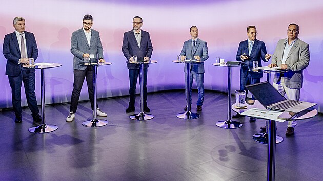 Superdebata iDNES.cz, Ostrava. Host&eacute; zleva: Luk&aacute;&scaron; Semer&aacute;k (Ostravak), Matěj Gregor (Motorist&eacute; sobě), Rostislav Řeha (Česk&aacute; pir&aacute;tsk&aacute; strana), Ale&scaron; Boh&aacute;č (Starostov&eacute; pro Ostravu), Richard Vere&scaron; (ANO), Jan Dohnal (ODS, KDU-ČSL, TOP 09).
