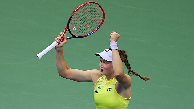 Jelena Rybakinová slaví vítězství ve finále US Open.