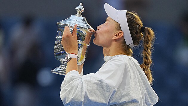 Jelena Rybakinová (vpravo) pózuje s trofejí pro šampionku US Open.