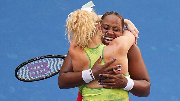 Kateřina Siniaková a Taylor Townsendová slaví vítězství ve finále čtyřhry na US Open.