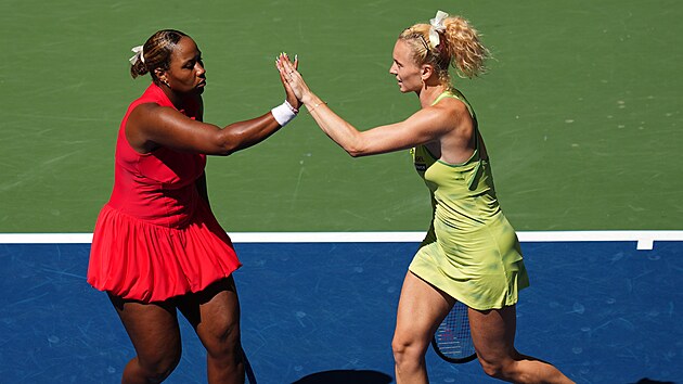Kateřina Siniaková a Taylor Townsendová se hecují ve finále čtyřhry na US Open.