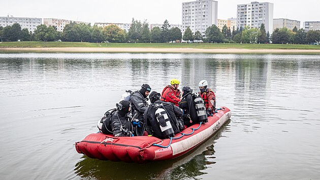 Desítky potápěčů čistily dno jablonecké přehrady. (13. září 2026)