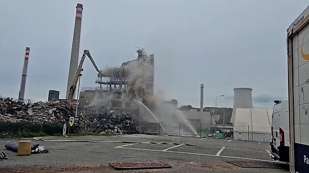Definitivn&iacute; konec budovy 34, z dominanty města je hromada trosek