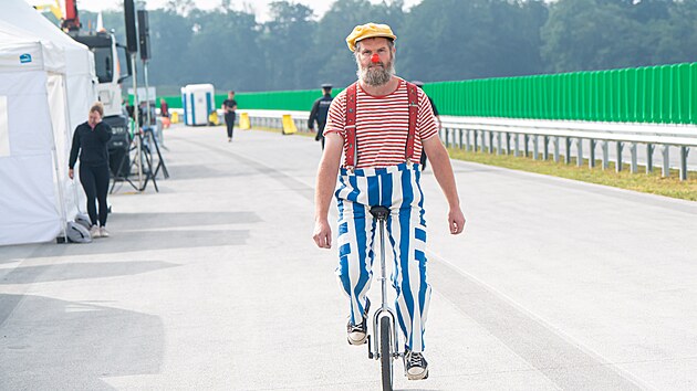 ŘSD otevřelo téměř dokončenou novou silnici 1/35 u Valašského Meziříčí chodcům, cyklistům a bruslařům. Na jeden den se tak mohli projet po tzv. Palačovské spojce. Pro motoristy se otevře nejpozději 22. října. (12. září 2026)