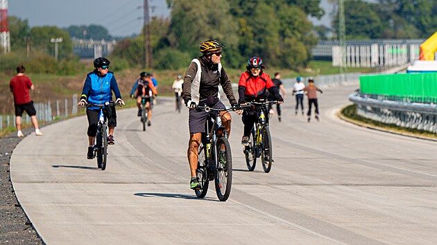ŘSD otevřelo téměř dokončenou novou silnici 1/35 u Valašského Meziříčí chodcům, cyklistům a bruslařům. Na jeden den se tak mohli projet po tzv. Palačovské spojce. Pro motoristy se otevře nejpozději 22. října. (12. září 2026)