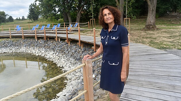 Starostka Jistebn&iacute;ku &Scaron;&aacute;rka Storzerov&aacute; u nov&yacute;ch vodn&iacute;ch ploch, kter&eacute; vznikly v centru obce. (4. z&aacute;ř&iacute; 2026)