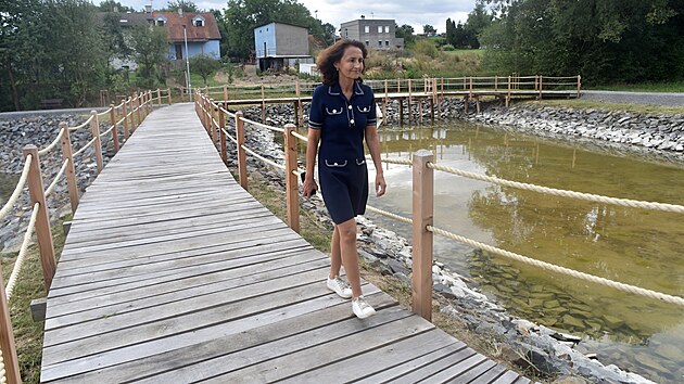 Starostka Jistebn&iacute;ku &Scaron;&aacute;rka Storzerov&aacute; u nov&yacute;ch vodn&iacute;ch ploch, kter&eacute; vznikly v centru obce. (4. z&aacute;ř&iacute; 2026)