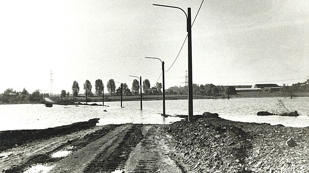 Dobová fotografie dokládající zátopu poddolované karvinské části Darkov. Na stejném místě nyní leží tzv. Karvinské moře. (13. září 2026)