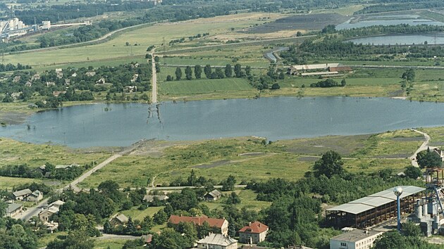 Dobová fotografie dokládající zátopu poddolované karvinské části Darkov. Na stejném místě nyní leží tzv. Karvinské moře. (13. září 2026)