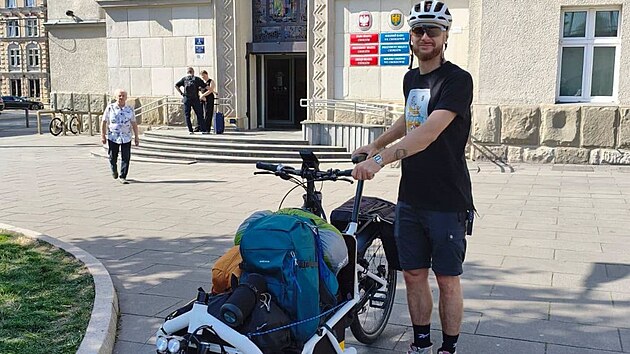 Polák Jakub Heisig před startem charitativní jízdy Horním Slezskem pro svou těžce nemocnou partnerku. (15. září 2026)