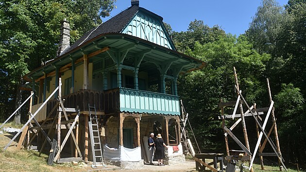 Odborn&iacute;ci zachraňuj&iacute; pam&aacute;tkově chr&aacute;něnou su&scaron;&aacute;rnu ovoce ve Fren&scaron;t&aacute;tě pod Radho&scaron;těm. Unik&aacute;tn&iacute; stavbu navrhl v roce 1899 zn&aacute;m&yacute; architekt Du&scaron;an Jurkovič. (25. srpna 2026)