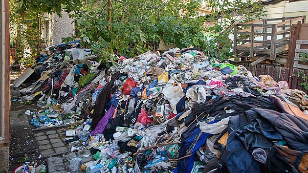 Českobudějovick&aacute; radnice nechala ve spolupr&aacute;ci s majitelem objektu zabezpečit dům v ulici Oskara Nedbala, kde se sch&aacute;zeli narkomani a bezdomovci.