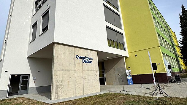Gymnázium Dačice získalo novou přístavbu, která řeší dlouhodobý nedostatek prostoru a zlepšuje podmínky pro výuku i každodenní život studentů a pedagogů.