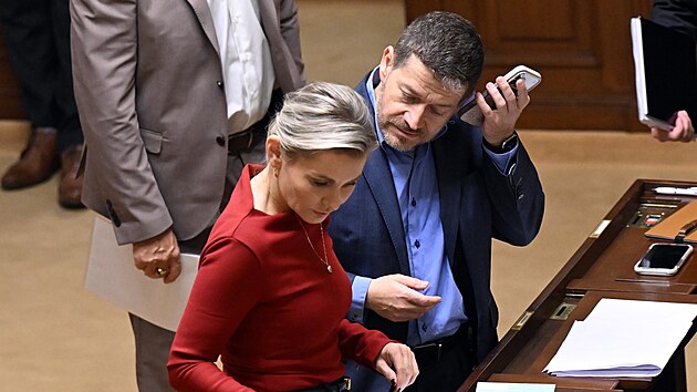 &Scaron;&eacute;fka poslanců ANO Tať&aacute;na Mal&aacute; a m&iacute;stopředseda Sněmovny Patrik Nacher za ANO na schůzi Sněmovny (11. z&aacute;ř&iacute; 2026)