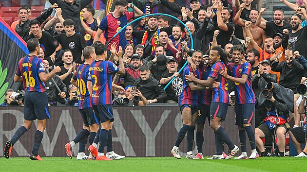 Fotbalisté Barcelony radující se ze vstřelené branky do sítě Feynoordu.