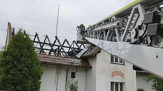 V Počaplech na Pardubicku hasiči likvidovali pož&aacute;r střechy rodinn&eacute;ho domu, kter&yacute; se roz&scaron;&iacute;řil i na př&iacute;stavbu. (13. z&aacute;ř&iacute; 2026)