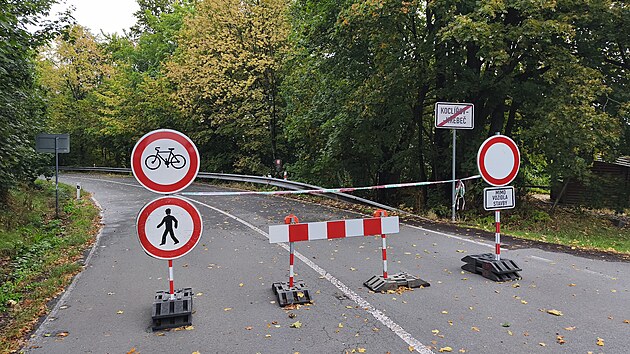 Dva roky se v přírodní rezervaci Hřebečovský les táhne spor s ekology o kácení vzrostlých buků, které podle Lesů ČR ohrožují bezpečnost na silnici. Objízdná trasa přes Hřebeč, která je klíčová při uzavření tunelu, je už čtvrt roku zavřená. (17. září 2026)