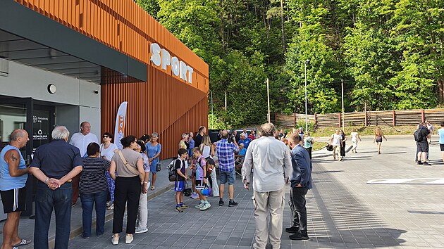 Nová tělocvična v Letohradě nabízí kromě sportoviště a zázemí i 200 míst pro diváky. (2. září 2026)