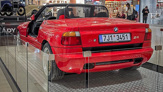 Instalace výstavy Na BMW v nákupním centru Arkády Pankrác
