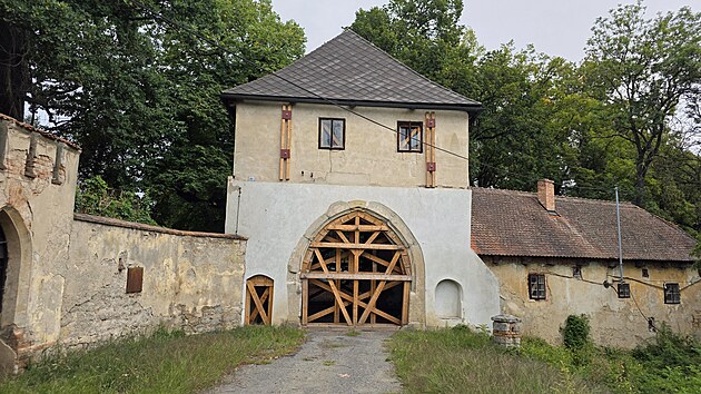 Statici hlídali historické budovy v okolí Jizerního Vtelna kvůli stavbě obchvatu na silnici I/16. (11. záři 2026)