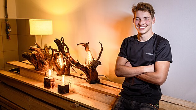 Jakub Stránský je devatenáctiletý umělec ze Semil, který ručně vyrábí rustikální lampičky.