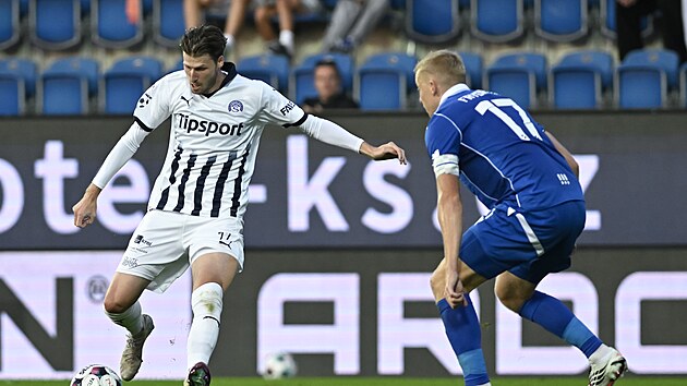 Lukáš Vorlický ze Slovácka napřahuje ke střele, brání ho Michal Frydrych z Ostravy.