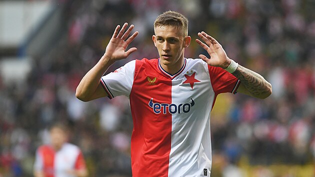 Wiktor Nowak ze Slavie slaví ve 20. minutě gól proti Teplicím.