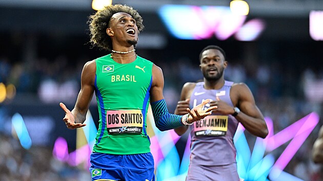 Brazilec Alison dos Santos slaví vítězství ve finále běhu na 400 metrů překážek na ultimátním šampionátu v Budapešti.