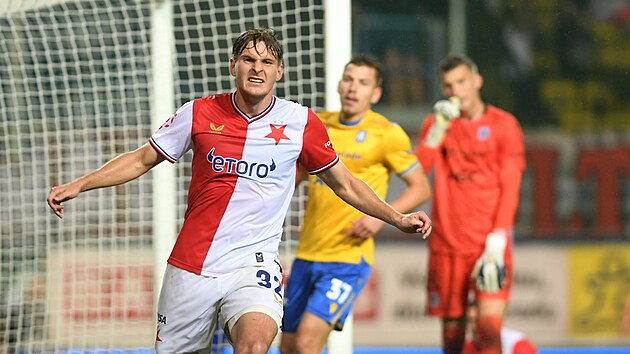 Útočník Pavel Kačor slaví druhý gól Slavie, který padl po vlastním gólu soupeře.