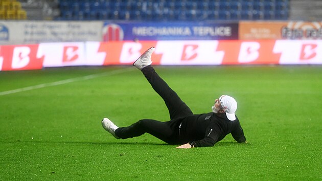 Trenér Slavie Jindřich Trpišovský při pozápasové děkovačce s fanoušky.