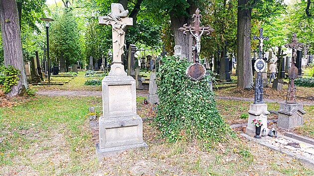 Některé náhrobky na brodském hřbitově svatého Vojtěcha se nacházejí v tristním stavu. Jsou pobořené, mají ulámané kříže, sochy jsou poničené, písmo zašlé... Na popud historiků by se to mělo v blízké budoucnosti změnit.
