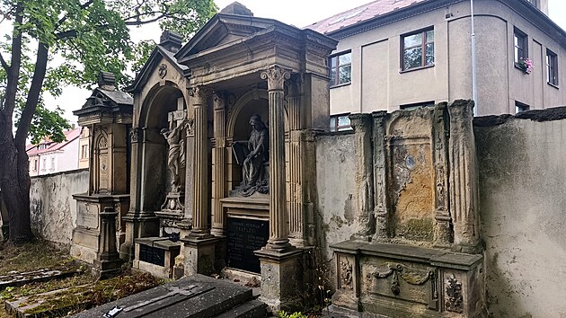 Některé náhrobky na brodském hřbitově svatého Vojtěcha se nacházejí v tristním stavu. Jsou pobořené, mají ulámané kříže, sochy jsou poničené, písmo zašlé... Na popud historiků by se to mělo v blízké budoucnosti změnit.