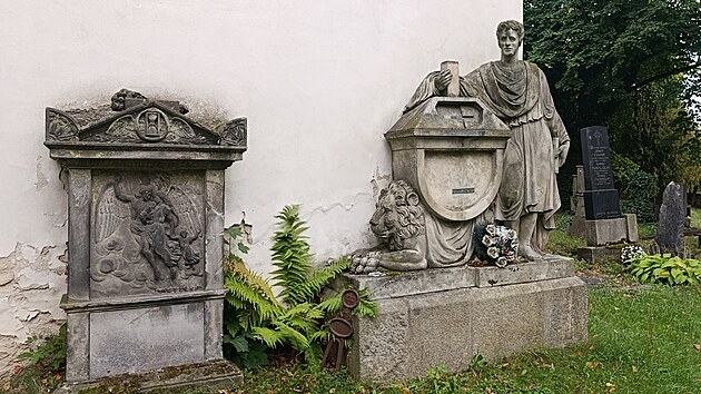 Některé náhrobky na brodském hřbitově svatého Vojtěcha se nacházejí v tristním stavu. Jsou pobořené, mají ulámané kříže, sochy jsou poničené, písmo zašlé... Na popud historiků by se to mělo v blízké budoucnosti změnit.