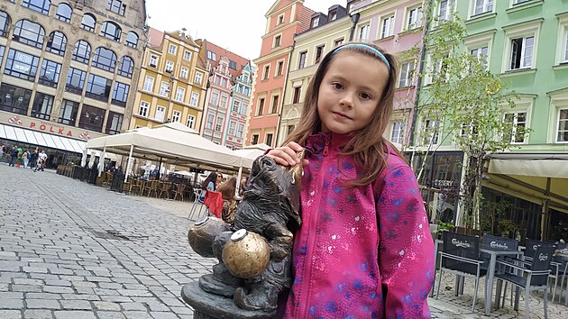 V polské Vratislavi jsou v ulicích desítky bronzových trpaslíků. Zdejší turistické lákadlo se stalo inspirací i pro Jihlavu. Ta by po vzoru našich severních sousedů po městě ráda měla sošky ježků, symbolu města.