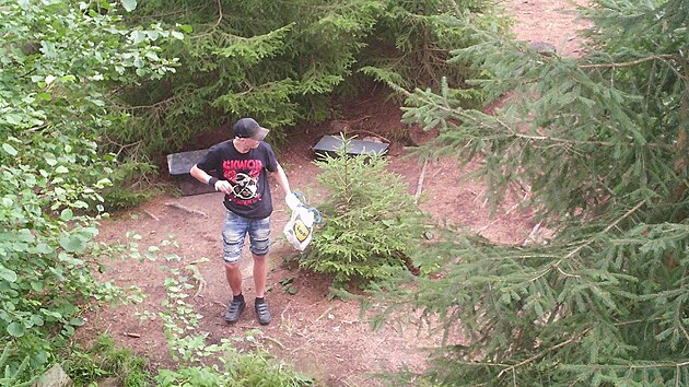 V souvislosti s vykraden&yacute;m lesn&iacute;m barem u Bystřice nad Pern&scaron;tejnem policie hled&aacute; muže na fotografii.