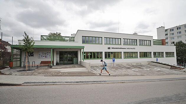 Ve Velkém Meziříčí se po rekonstrukci za 90 milionů korun po roce a půl otevřela modernizovaná městská knihovna. Kompletně předělané jsou vnitřní prostory, v nich návštěvníci najdou i spoustu novinek a vychytávek. Chloubou areálu je pak zcela nová zahrada. (10. září 2026)