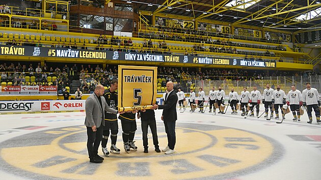 Litv&iacute;nov, 13.9. 2026, Opožděn&aacute; rozlučka hokejov&eacute; legendy Litv&iacute;nova Michala Tr&aacute;vn&iacute;čka. Jeho dres vyvěsili ke stropu.