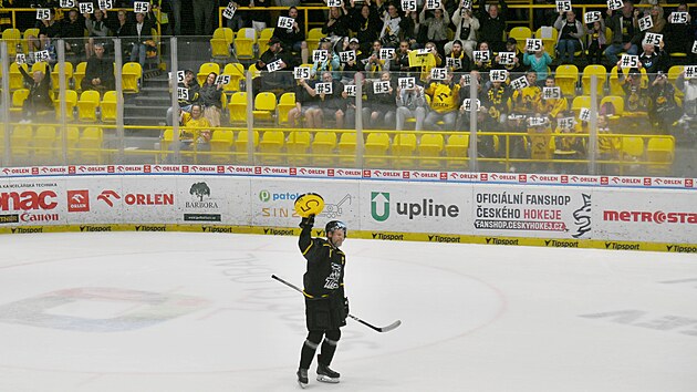 Litv&iacute;nov, 13.9. 2026, Opožděn&aacute; rozlučka hokejov&eacute; legendy Litv&iacute;nova Michala Tr&aacute;vn&iacute;čka. Fanou&scaron;ci uk&aacute;zali cedulky s jeho č&iacute;slem.