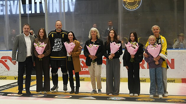 Litv&iacute;nov, 13.9. 2026, Opožděn&aacute; rozlučka hokejov&eacute; legendy Litv&iacute;nova Michala Tr&aacute;vn&iacute;čka. Na ledě byl se sv&yacute;mi ženami - manželkou, třemi dcerami, maminkou, sestrou a jej&iacute; dcerou.