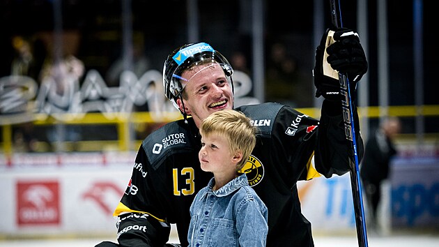 Litvínov, 16. 9. 2026. Verva Litvínov - Kometa Brno, hokejová extraliga. Domácí David Kämpf se synem při děkovačce.