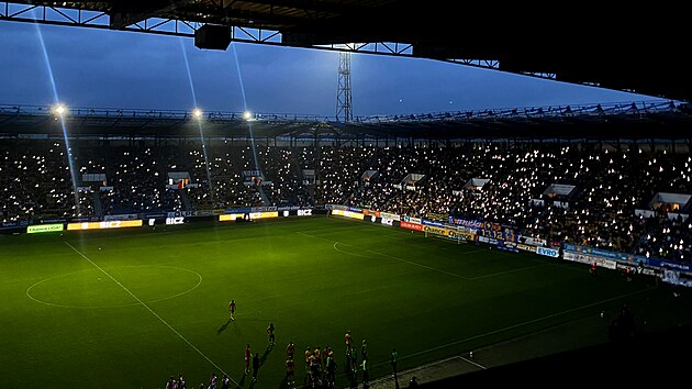 Během druhého poločasu zápasu fotbalové ligy Teplice - Slavia zhasla světla, fanoušci zareagovali rozsvícením mobilů.